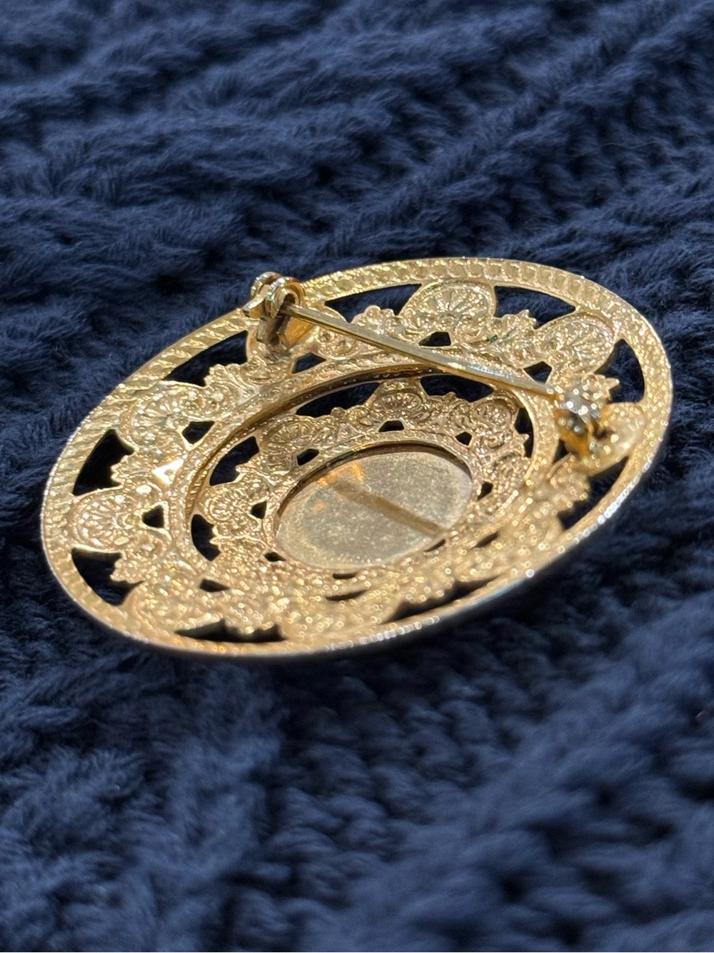 Vtg 1960s SHP Inc Stanley Home Products Gold Openwork Smoky Glass Brooch - Picture 4 of 4
